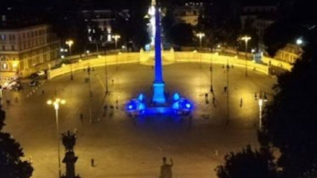 Una delle fontane illuminate di blu a Roma