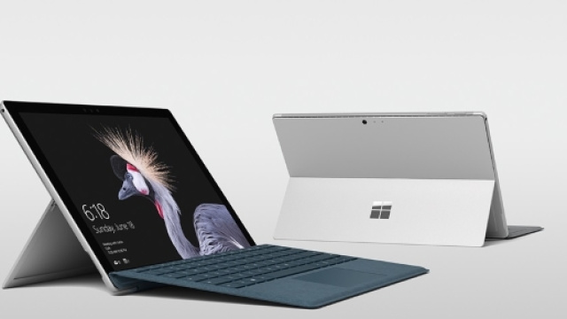 Un&rsquo;immagine commerciale del nuovo Surface Pro di Microsoft con Windows 10