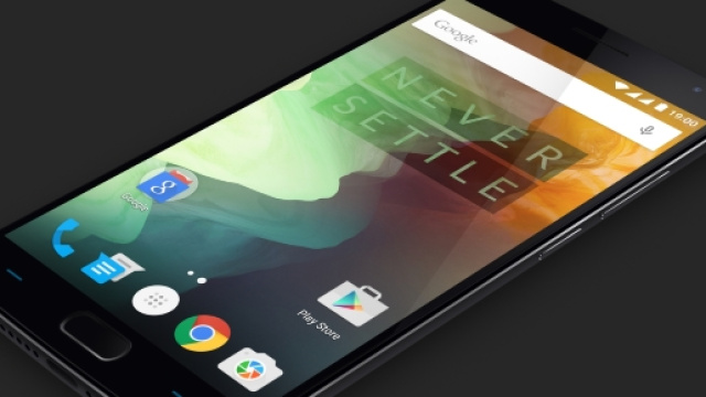 Un&rsquo;immagine commerciale di OnePlus 2 con OxygenOS