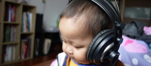 Give your kids a safe listening tool (Image via: shqpncb/pixabay)