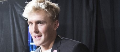 Jake Paul posing with award. [Image Credit: Disney ABC Television/Flickr]