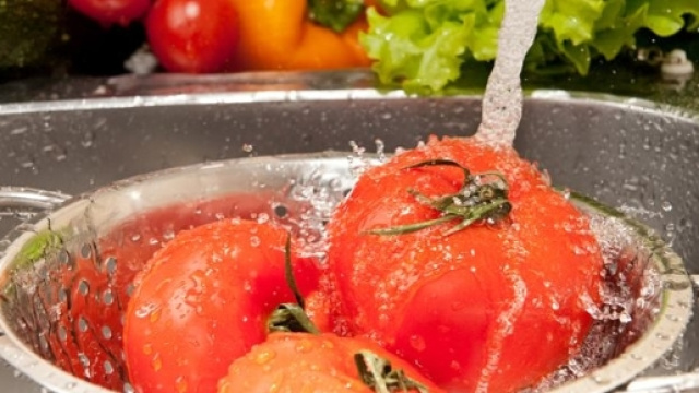 Bicarbonato di sodio, ipoclorito di sodio, acqua corrente? Qual &egrave; il metodo di lavaggio migliore per eliminare i residui di pesticidi?