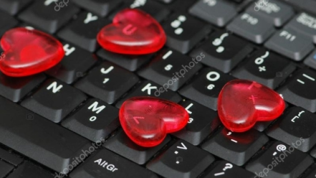 Forme di cuore rosso sulla tastiera l'amore su internet- &mdash; Foto ... - depositphotos.com