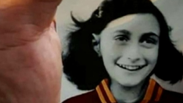 La figurina che ritrae Anna Frank con la maglia della Roma