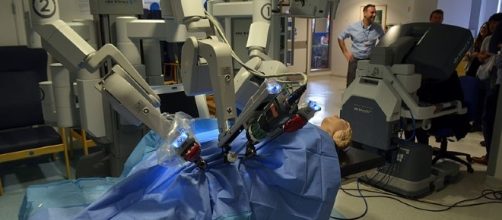A new study suggests that human surgeons are still better compared to robots. [Image Credit: Cmglee, Wikimedia Commons]