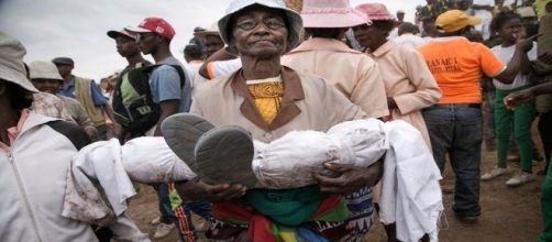 M&atilde;e desenterra cad&aacute;ver do filho de tr&ecirc;s anos e o exibe pelas ruas de Madagascar (AFP)