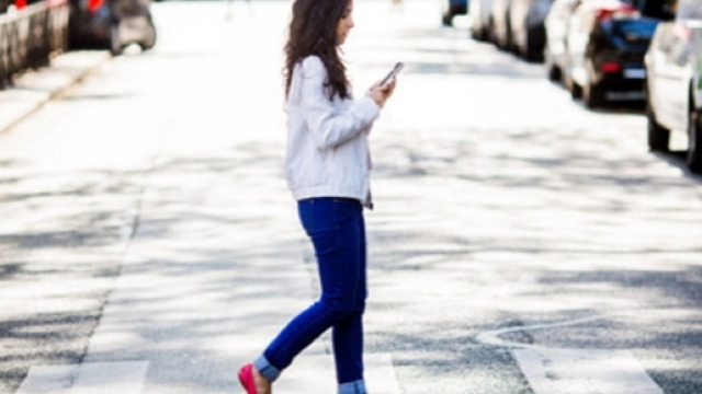 Anche sulle strisce pedonali a Honolulu i pedoni saranno multati se sorpresi con gli occhi sul cellulare