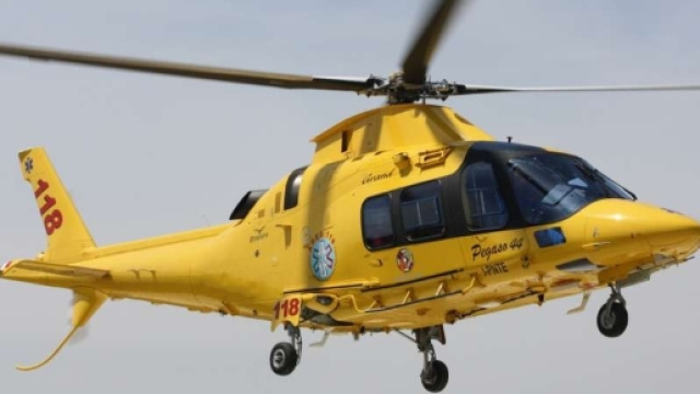 Incidente sulla ss 106: investita una donna