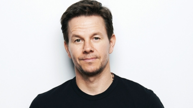 L'attore statunitense Mark Wahlberg, il pi&ugrave; pagato del 2017 - Foto: Fashion Times.