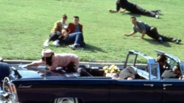 Le tragiche immagini che ritraggono Jaqueline Kennedy subito dopo gli spari al marito John Kennedy