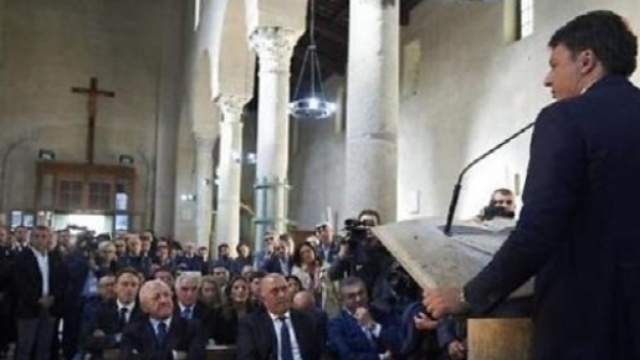 Renzi: comizio alla Basilica di Paestum.