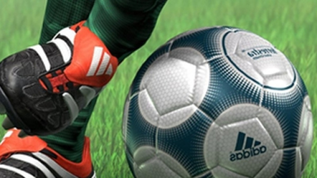 Un giocatore su un campo da calcio con il pallone