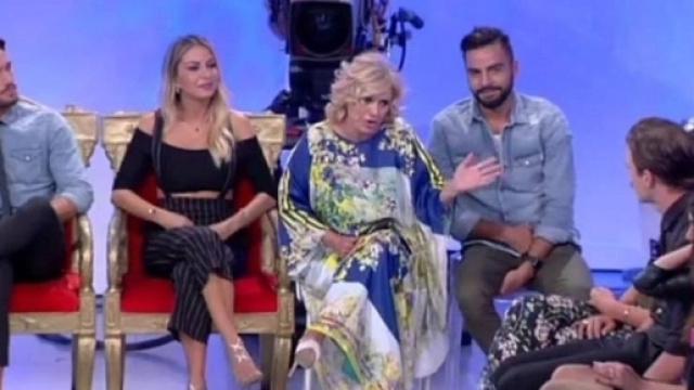 Uomini e Donne: il bacio si Sabrina e Nicol&ograve; - isaechia.it