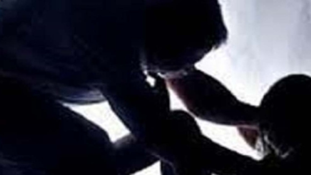 Video dell'orrore online: stupra una donna in pieno giorno tra la folla, nessuno interviene