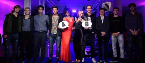 Tras el sorteo del NextGen ATP los 8 tenistas se fotografiaron con dos de las modelos