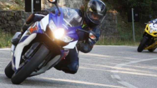 A bordo della sua moto scappa dalla polizia e pubblica il video online - immagine di repertorio dal web.