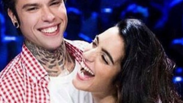 Fedez fa sparire la foto con Levante