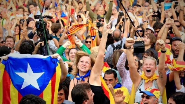Il popolo catalano in festa per l'indipendenza della Catalogna