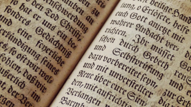 Il testo sacro Bibbia in una versione antica.