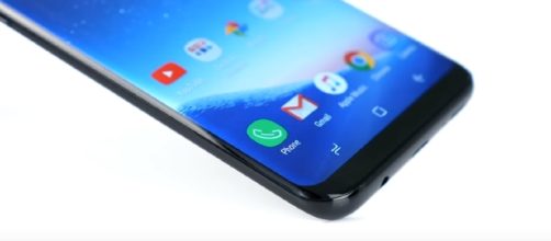 Samsung&rsquo;s Galaxy S9 smartphone to feature QHD+ Super AMOLED curved display. [Image Credit: ZONEofTECH/YouTube]