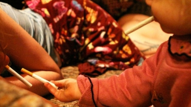 Da 'Another Family' di Irina Popova: Anfisa gioca sul letto con le sigarette della madre.