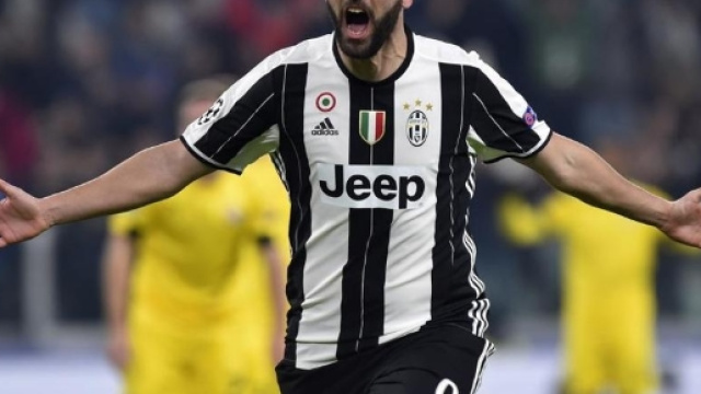 Higuain zittisce le critiche con una doppietta d'autore a San Siro
