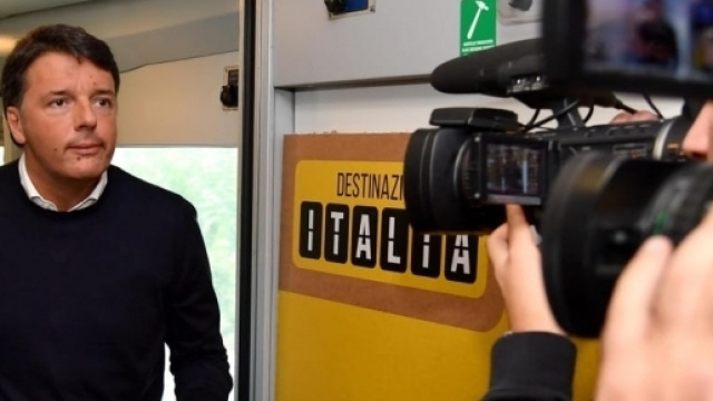 Matteo Renzi e il suo treno Destinazione Italia, fischiati e contestati