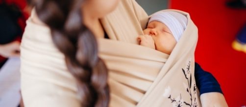 Mother breastfeeding her baby. [Image Credit: UNICEF Ukraine/Flickr]