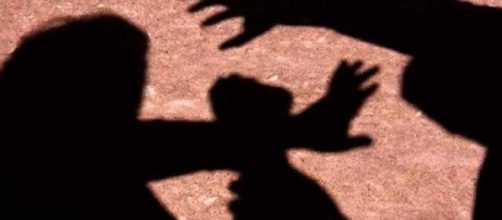 Mulher &eacute; estuprada na &Iacute;ndia em plena luz do dia