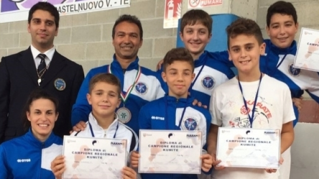 Accademia Karate Roseto festeggia con medaglie e diplomi