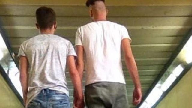 Cacciato di casa perch&eacute; gay: &ldquo;Dopo aver dormito per strada ora ... - lastampa.it