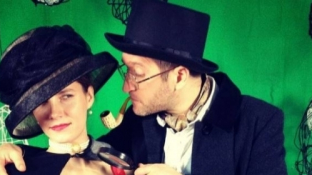 La festa di Halloween di Amanda Knox in chiave Sherlock Holmes