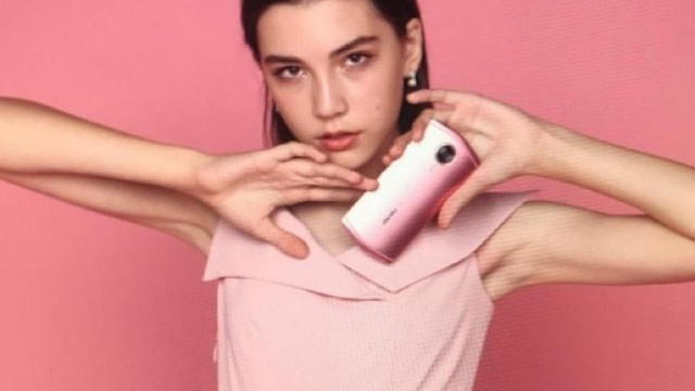 La modella russa Vlada Dzyuba in una campagna pubblicitaria