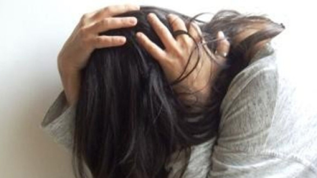 Tenta di stuprare la moglie, lei lo castra