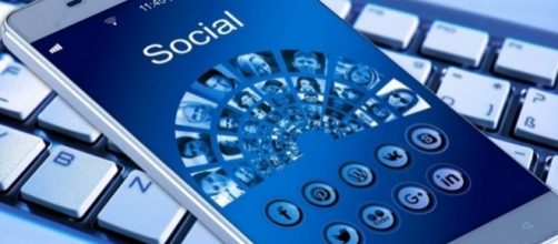 Image of cell phone, social networks. (Image via Geralt/Pixabay)