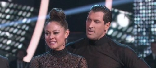 Vanessa Lachey and Maksim Chmerkovskiy of 'DWTS' - [Image via YouTube screenshot]