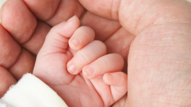 Bimba nata con sindrome di Down affidata a pap&agrave; single