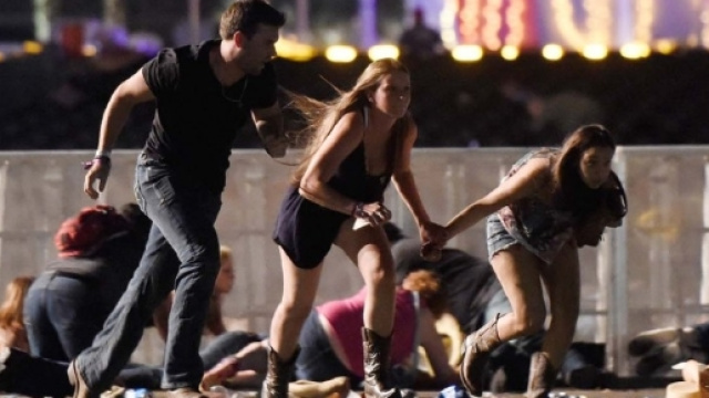 Giovani in fuga dopo la folle sparatoria a Las Vegas