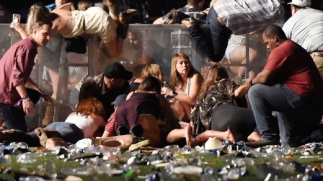 Las Vegas, 58 morti ed oltre 500 feriti: la strage pi&ugrave; sanguinosa della storia americana