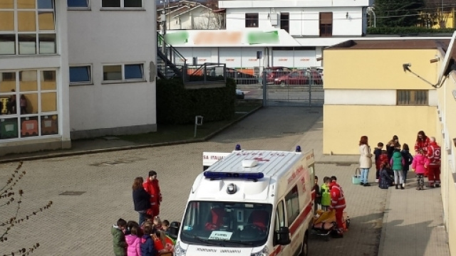 Studente precipita dalla finestra della classe