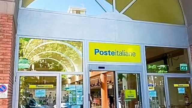 Un impiegato ruba 15mila euro alle poste di Vasto, ma il giudice del lavoro annulla il suo licenziamento.Fonte:http://www.leggo.it/