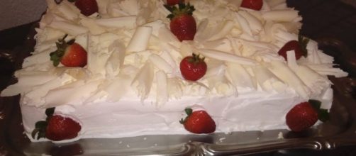 Bolo de Leite Ninho com morangos - Foto - Cozinha M&aacute;gica da Lu