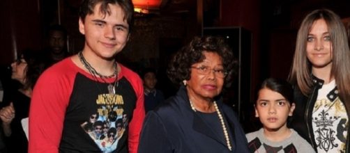 Katherine aparece com seus tr&ecirc;s netos, filhos de Michael