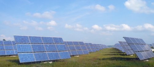 Solarfeld Erlasee bei Arnstein [Image via Rainer Lippert/Wikicommons]