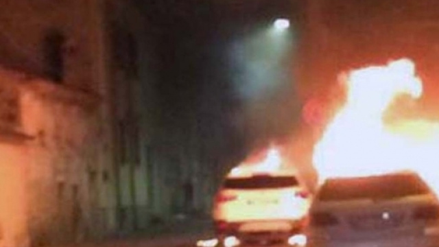 Auto avvolte dalle fiamme a Bonorva, tre veicoli distrutti