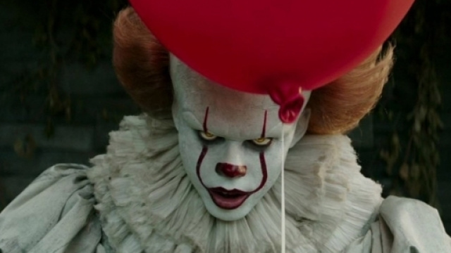 Bill Skarsg&aring;rd nei panni di Pennywise, il Clown protagonista di It. (Film tratto dal romanzo omonimo di Stephen King)