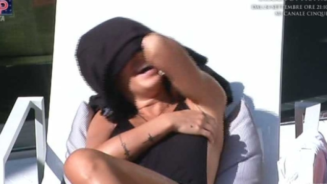 Grande Fratello Vip, Giulia De Lellis fuori di seno in diretta - blog.it