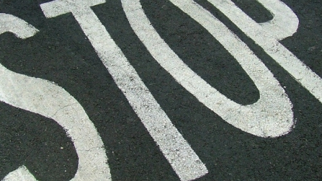 Il segnale dello stop sul manto stradale