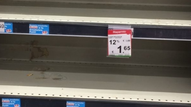 Neegli scaffali dei supermercati c'&egrave; penuria di uova