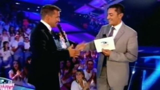 Rafel Moya accueilli par Benjamin Castaldi sur le plateau de l'hebdomadaire.